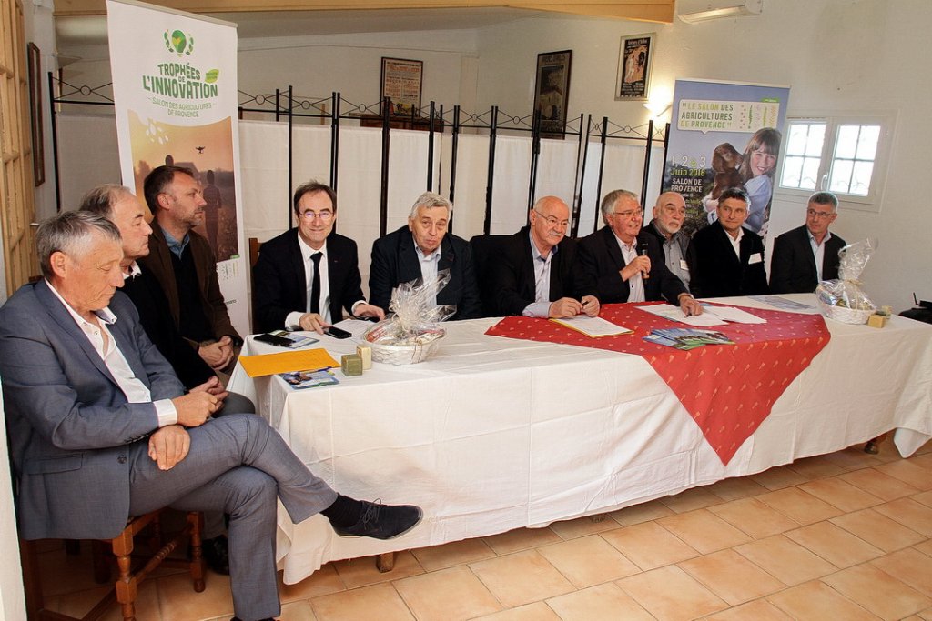 Les mondes politique et agricole unis pour la promotion des agricultures provençales (Photo Robert Poulain)
