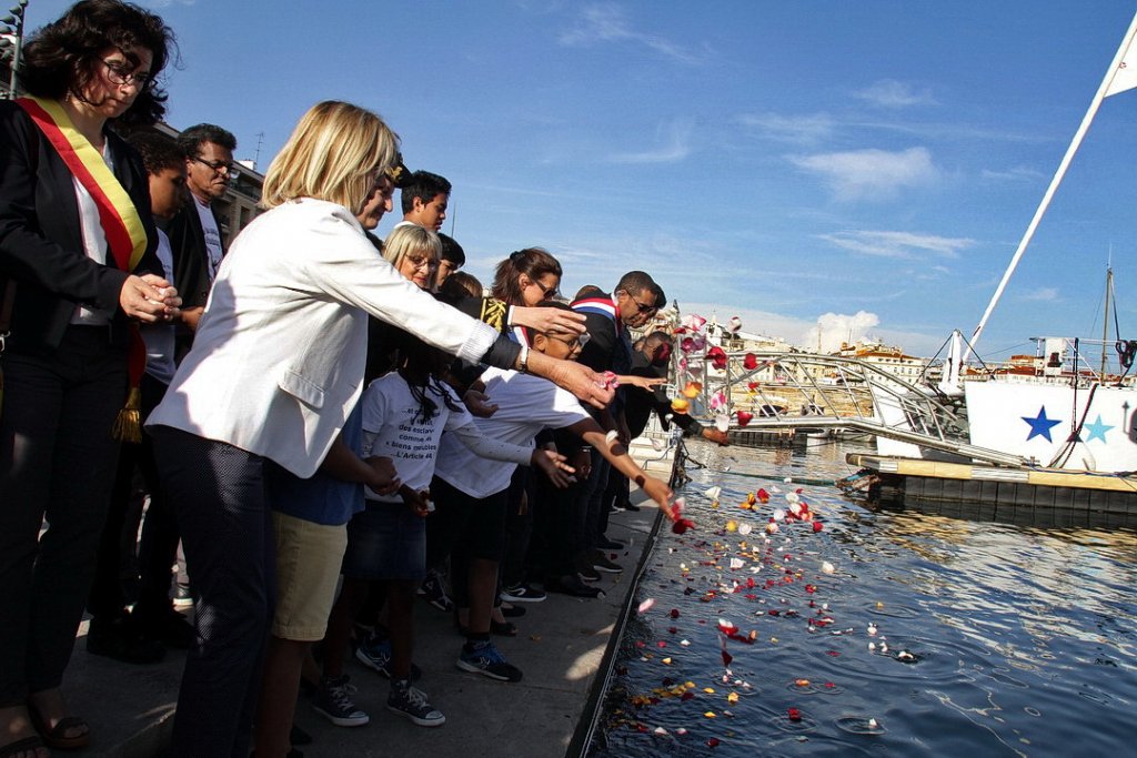Jet de pétales de roses dans le Vieux-Port  (Photo Robert Poulain) Jet de pétales de roses dans le Vieux-Port  (Photo Robert Poulain)