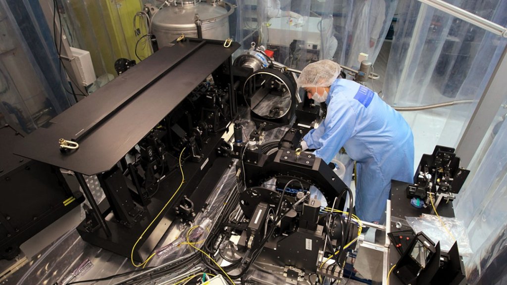 Un ingénieur du L​aboratoire d'Astrophysique de Marseille (LAM)  ​ s'affaire autour des composants optiques et électroniques de l'instrument 