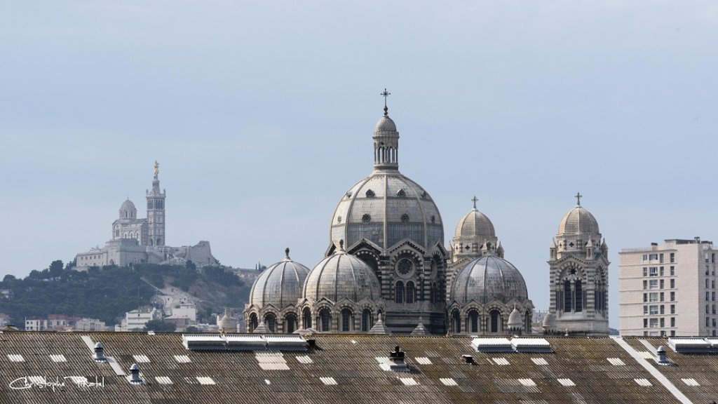 Aucune illusion pour la cathédrale de la Major à Marseille rien ne peut être plus haut que Notre-Dame-De-La-Garde...(Photo Christophe Pinatel)