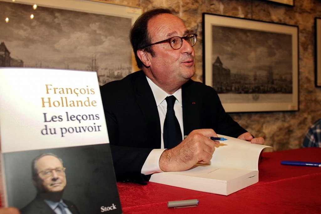A quelques encablures du Vieux-Port de Marseille, l'ancien Président de la République François Hollande a dédicacé son livre "Les leçons du pouvoir" (éd. Stock, 2018) à la librairie "Les Arcenaulx" (Photo Robert Poulain)