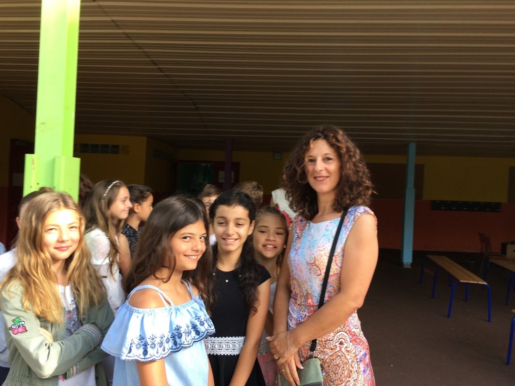 Sous le préau les élèves de CM2 et leur enseignante (Photo Mireille Bianciotto)