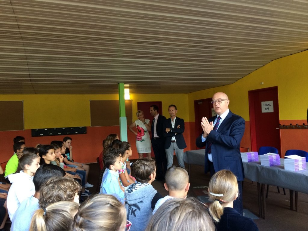 Le recteur Bernard Beignier a présenté l'ouvrage aux élèves en insistant sur l'importance de la lecture et de ses apports et sur le plaisir de lire (Photo D.R.)