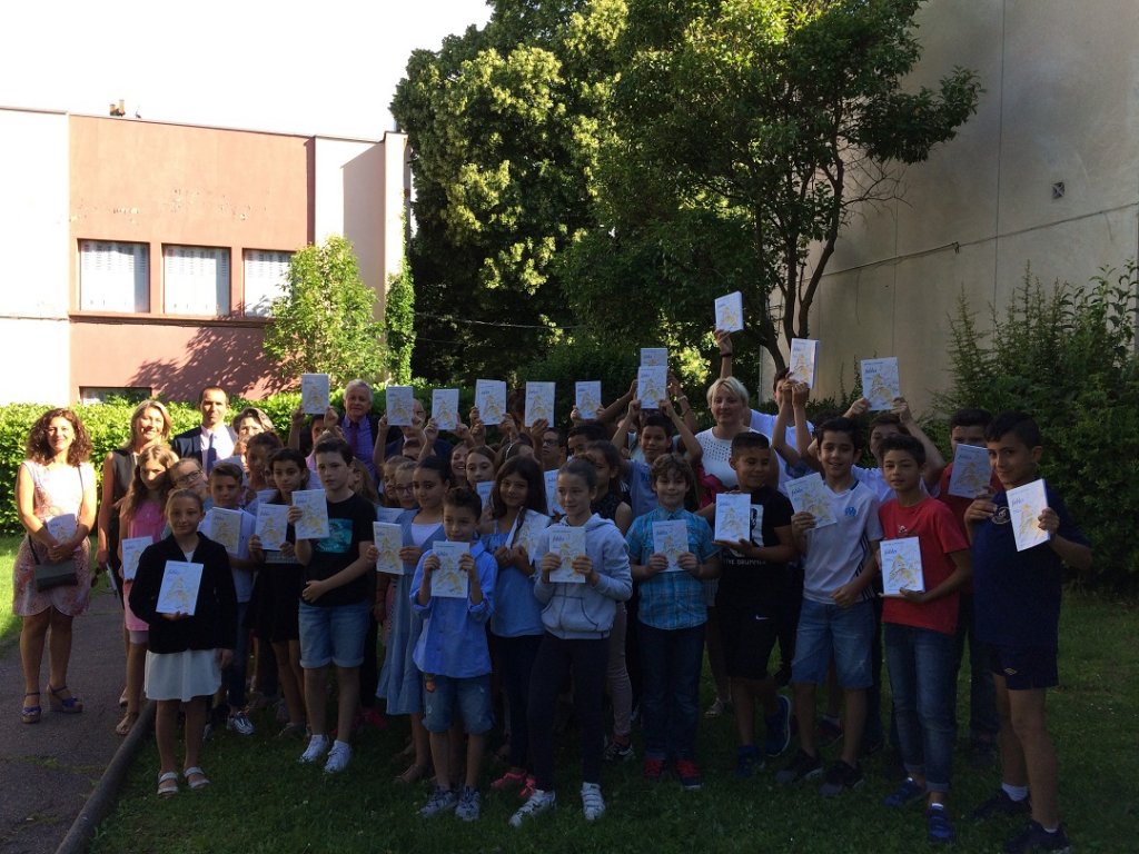 Les élèves de CM2 de l'école les Trois-Lucs de Marseille ont reçu le recueil de Fables de La Fontaine (Photo Mireille Bianciotto)