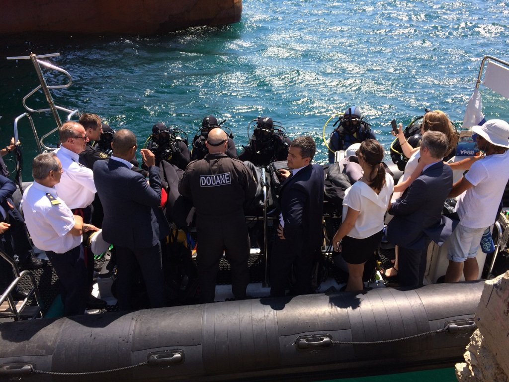 Les douaniers-plongeurs  prêt pour une intervention sur la coque d'un navire (Photo Mireille Bianciotto)