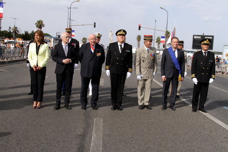 Les autorités civiles Martine Vassal,  Peter Tschentscher, maire de Hambourg, Jean-Claude Gaudin, le préfet Pierre Dartout, Renaud Muselier et les autorités militaires (Photo Robert Poulain)