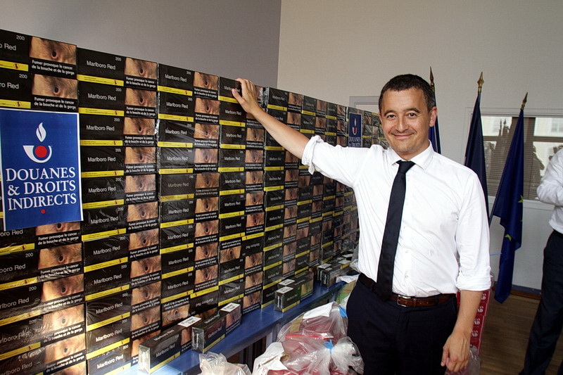 Gérald Darmanin devant une saisie des douaniers  (Photo Robert Poulain)