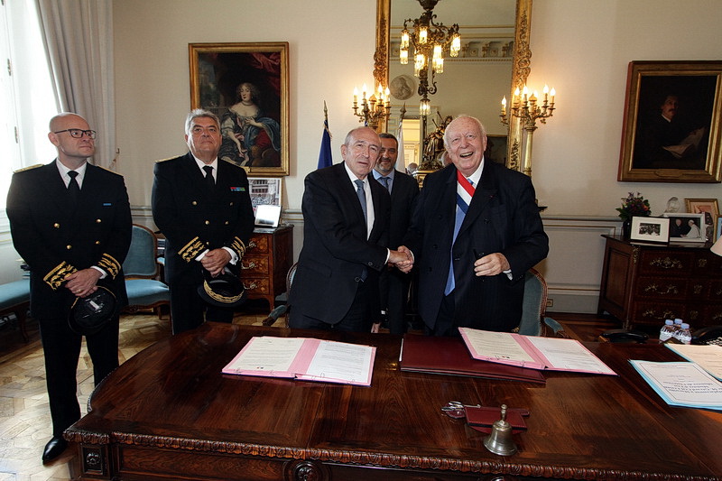 Signature, dans le bureau du maire, Jean-Claude Gaudin, des contrats de maîtrise de la dépense publique État-ville de Marseille et État-Métropole Aix-Marseille Provence (Photo Robert Poulain)