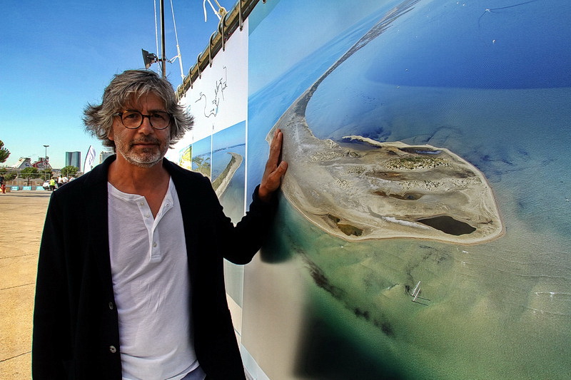 Le photographe Camille Moirenc caresse le littoral qu'il a mis en images (Photo Robert Poulain) Le photographe Camille Moirenc caresse le littoral qu'il a mis en images (Photo Robert Poulain)