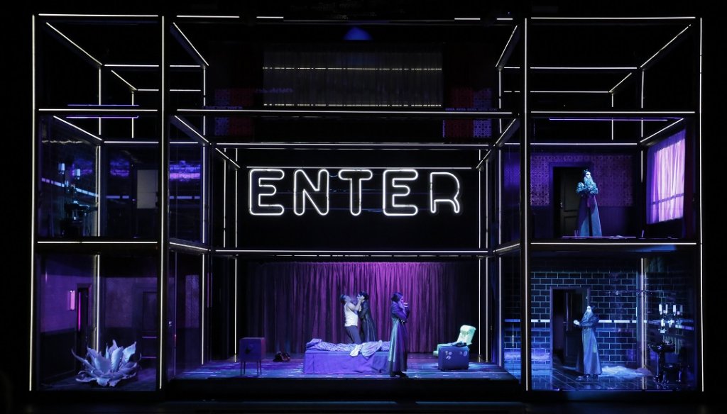 Un monumental dispositif scénique pour cette production de 