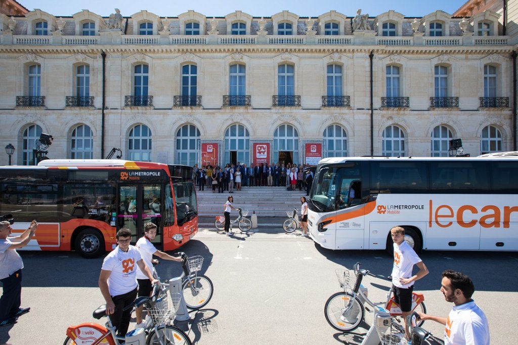 Présentation de la marque unique pour lebus, lecar et levélo devant le pharo à Marseille  @JustineGabriel