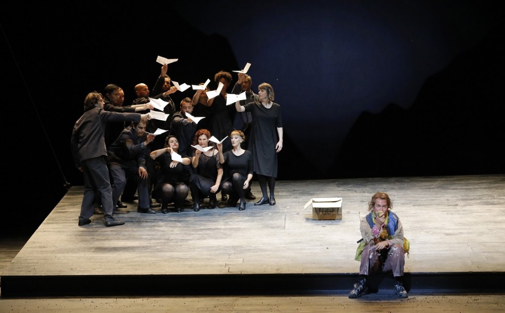 Thomas Ollemans, Papageno chagrin, espère sa Papagena devant une multitude d’oiseaux. (Photo Pascal Victor /Artcompress) Thomas Ollemans, Papageno chagrin, espère sa Papagena devant une multitude d’oiseaux. (Photo Pascal Victor /Artcompress)