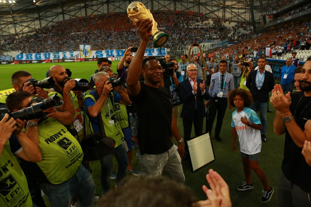 Steve Mandanda soulève la Coupe du Monde devant les photographes (Photo Laurent Saccomano/ Wallis.fr )