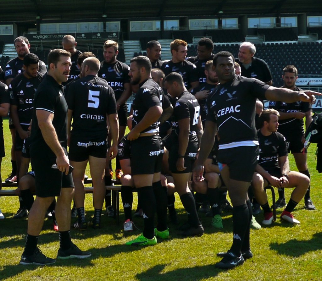 Tout au long des entraînements, cette semaine, Jamie Cudmore (à g.) a fait passer ses messages : rigueur, soin du détail, solidarité… (Photo Michel Egéa)