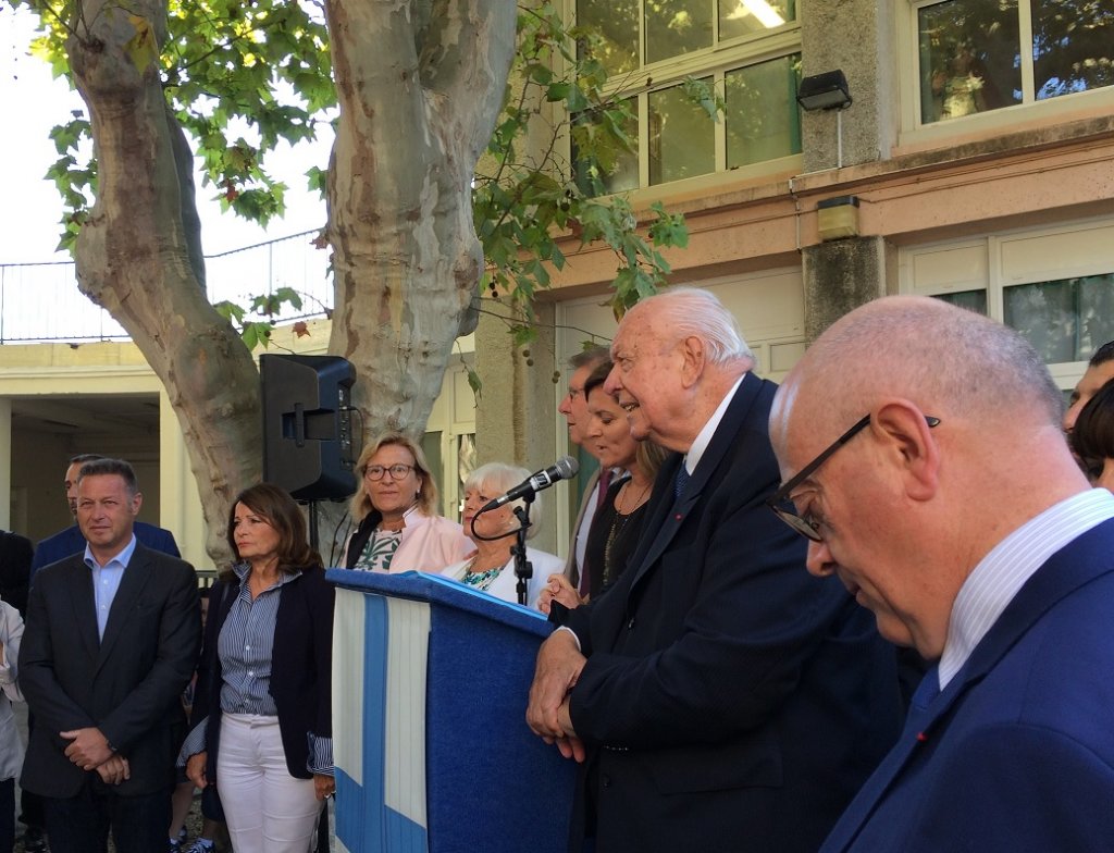 Entouré d'élus c'est à l'école primaire Mazargues-Beauchêne que le maire de Marseille, Jean-Claude Gaudin, a fait sa traditionnelle visite de rentrée scolaire (Photo Mireille Bianciotto)