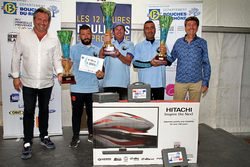 Thierry Santelli et Gérard Poncié entourant Aimé Courtois, Emmanuel Viola et Laurent N'Guyen Van qui ont battu samedi en finale Jordan Casanova, Thomas Moretti et Julien Pischedda 13-2 (Photo Robert Poulain)
