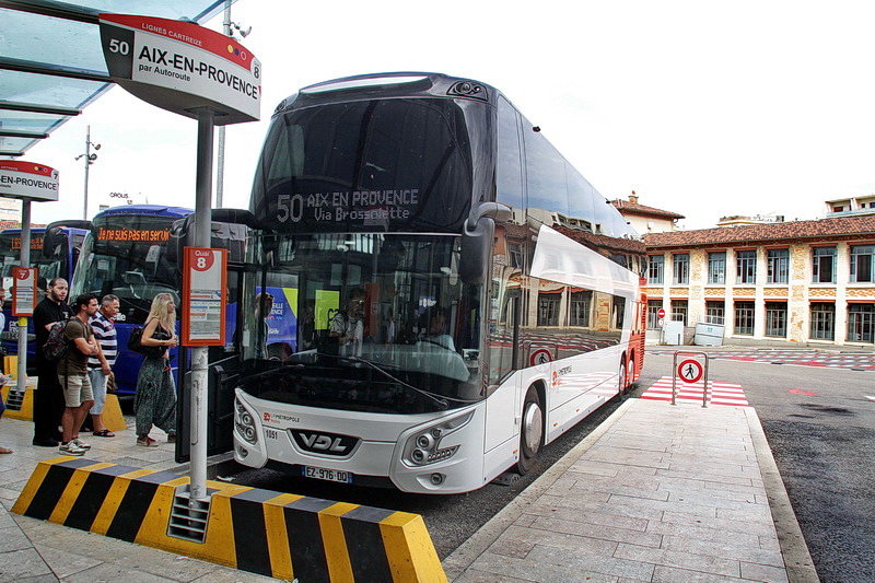 Un car double étage pour la ligne Aix-Marseille (Photo Robert Poulain)