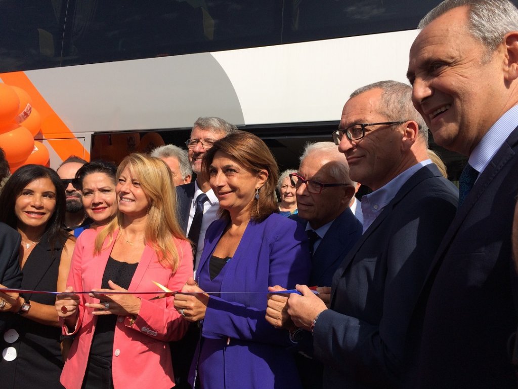 Le ruban inaugural du car+ coupé par la présidente Martine Vassal entourée de nombreux élus (Photo Robert Poulain)