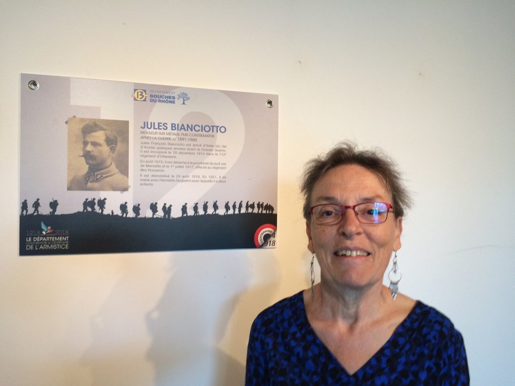 Mireille Bianciotto devant la photo et la bio de son grand-père paternel dont on trouve le livret militaire en vitrine dans le cadre del'exposition sur la Grande Guerre (Photo D.R.)