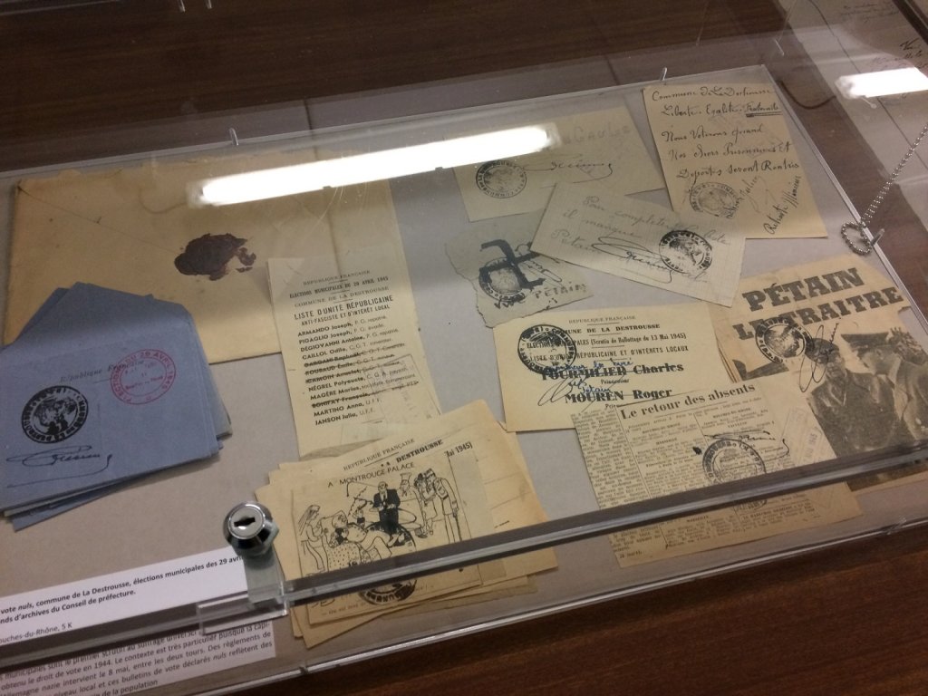 Exemple du matériel de vote venant du Tribunal Administratif, dans la vitrine, des exemples de bulletins de vote nuls de 1945... (Photo