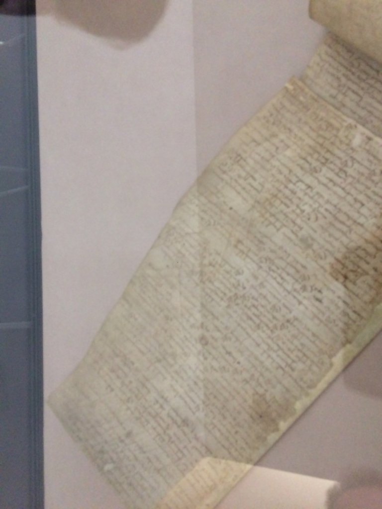 Une partie d'un parchemin de 2,20 mètres datant de 814 - le plus ancien document des ABD13 (Photo M.B.)