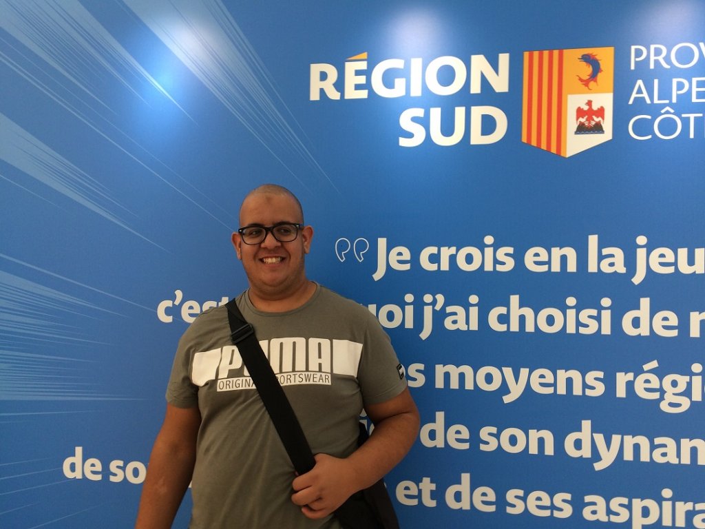 Hassan vient parler de l'Unis-Cité aux jeunes (Photo M.B.)