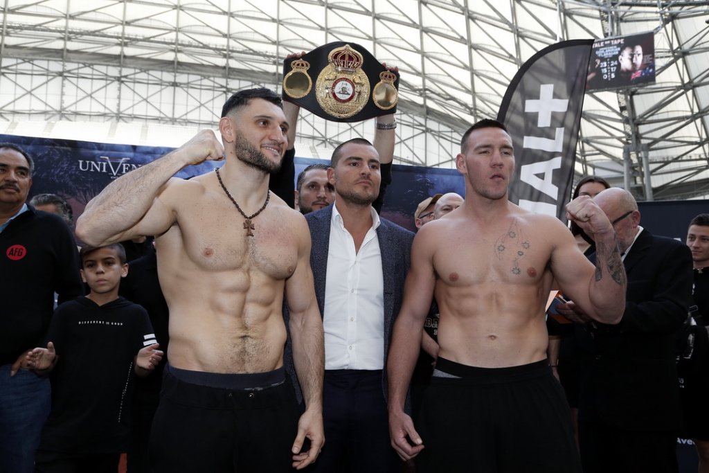 Sébastien Acariès entouré du champion du monde en titre Arsen Goulamirian et de celui que le Français affrontera sur le ring l'Australien Mark Flanagan (Photo Robert Poulain)