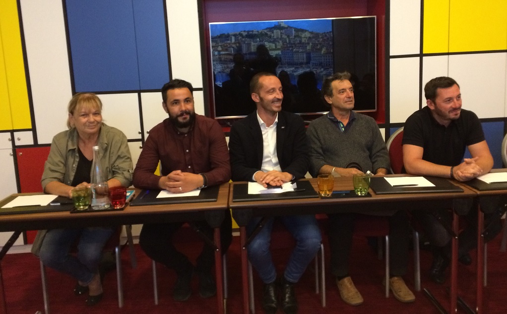 De Gauche à droite Marianne Garoute, Djamel Sayah, membre du Syndicat des commerçants non sédentaires de Marseille/13, Ely de Travieson, vice-président de la CPME13, Dominique Damanio, Michaël Cohen, délégué syndical de la Fédération nationale des marchés de France (Photo Mireille Bianciotto) De Gauche à droite Marianne Garoute, Djamel Sayah, membre du Syndicat des commerçants non sédentaires de Marseille/13, Ely de Travieson, vice-président de la CPME13, Dominique Damanio, Michaël Cohen, délégué syndical de la Fédération nationale des marchés de France (Photo Mireille Bianciotto)
