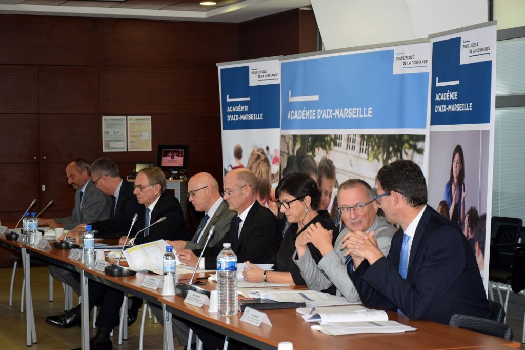 De gauche à droite Olivier Cassar,  Rostane Mehdi, directeur de l'IEP d'Aix-en-Provence, Yvon Berland, président de l'AMU, Bernard Beignier, Philippe Ellerkamp, Anne Moulin, directrice générale des services, représentant Frédéric Fotiodu, directeur de l’École Centrale, Pierre Richter (Photo M.B.) De gauche à droite Olivier Cassar,  Rostane Mehdi, directeur de l'IEP d'Aix-en-Provence, Yvon Berland, président de l'AMU, Bernard Beignier, Philippe Ellerkamp, Anne Moulin, directrice générale des services, représentant Frédéric Fotiodu, directeur de l’École Centrale, Pierre Richter (Photo M.B.)