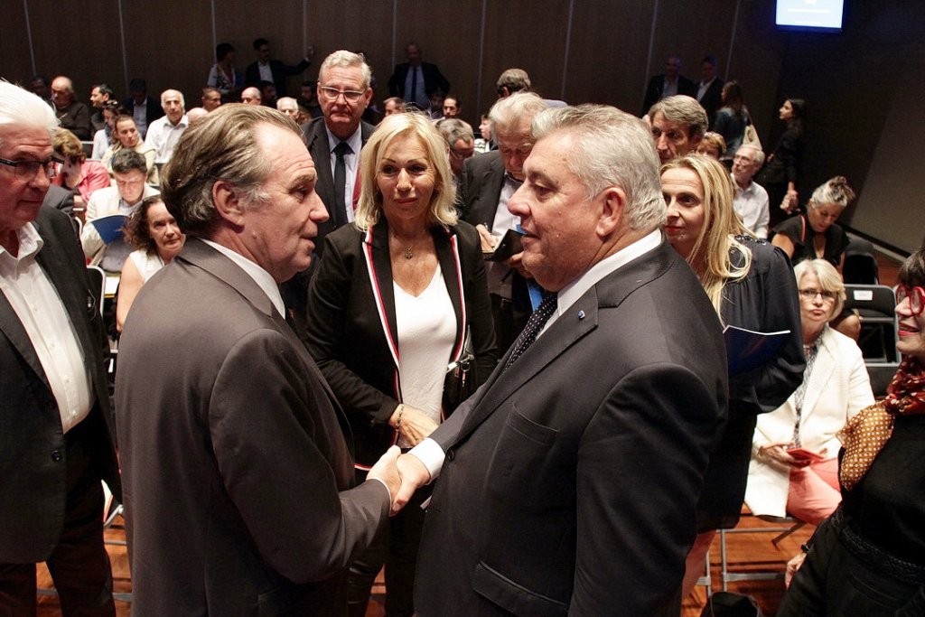Poignée de main entre Renaud Muselier et le préfet de Région, Pierre Dartout  (Photo Robert Poulain)