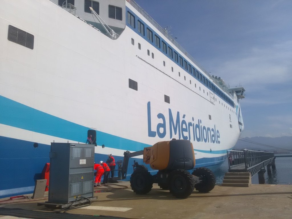Le premier branchement au GNL à quai du Girolata, navire de La Méridionale a été effectué à Ajaccio (Photo Carole Payrau)