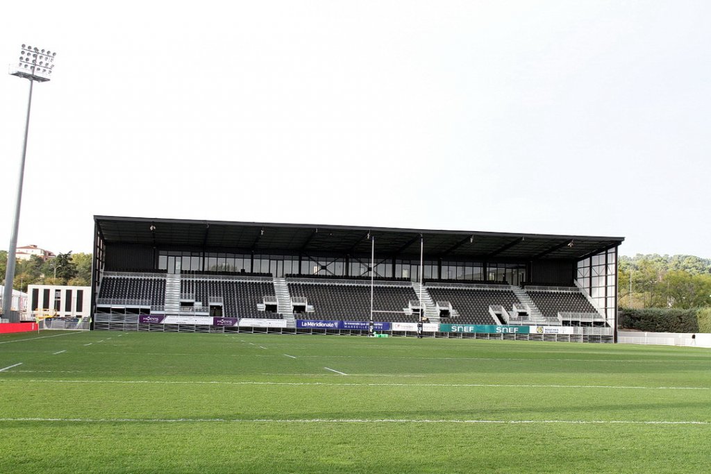 La nouvelle tribune offre 2 208 places supplémentaires et porte ainsi la capacité totale du stade à 6 425 places, dont 5 575 assises (Photo Robert Poulain)