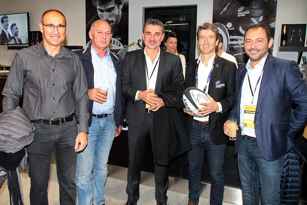 Le Président du PAUC, Christian Salomez(au centre) accueilli par Denis Philipon, le Président de Provcence Rugby, dans les nouveaux salons des partenaires installés dans la tribune nord (Photo Robert Poulain)