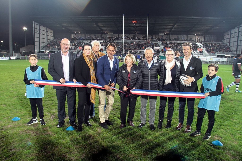 Maryse Joissains coupe le ruban symbolique pour l'inauguration de la tribune nord (Photo Robert Poulain)