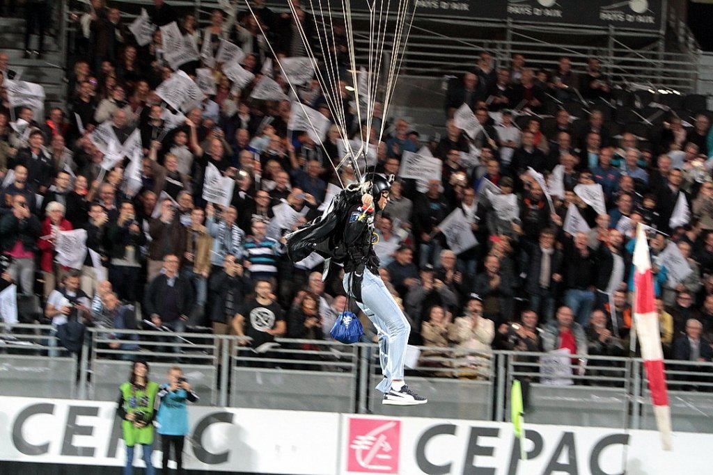 Le ballon du match est arrivé en parachute à quelques minutes du coup d'envoi. Le Venellois Mathieu Guinde, qui a remporté une manche de coupe du monde, faisait partie des parachutistes sollicités vendredi soir. (Photo Robert Poulain)
