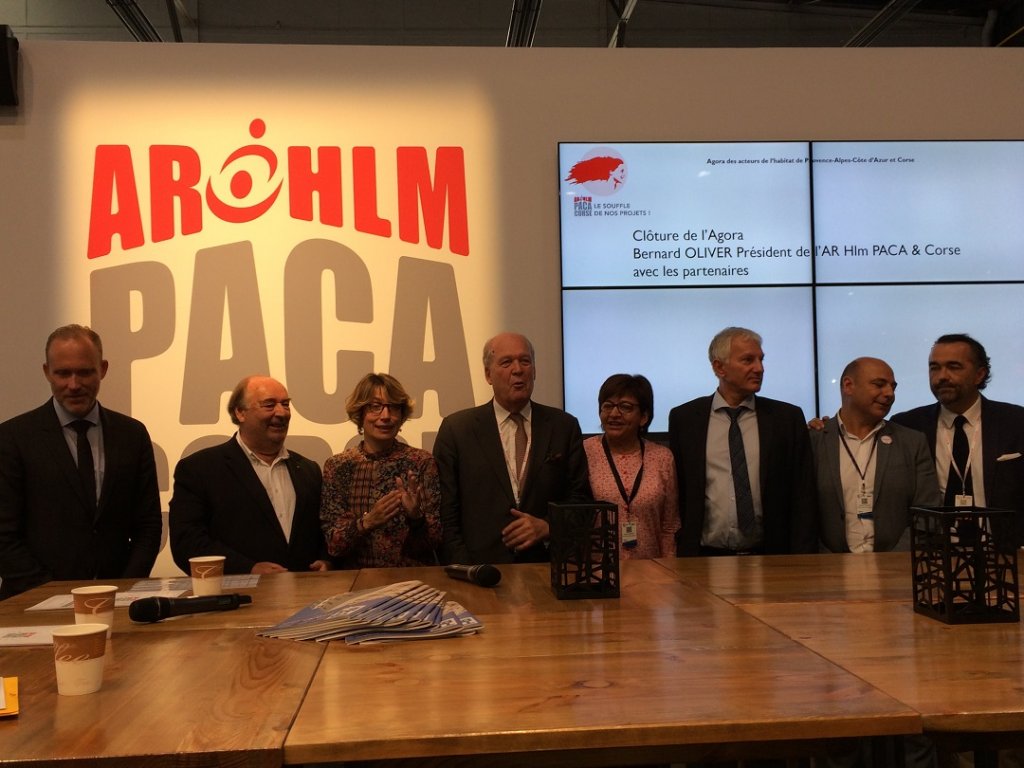 Bernard Olivier, président de l'ARHLM de Provence-Alpes-Côte d'Azur et de Corse entouré par des dirigeants régionaux d'organismes HLM (Photo M.B.)