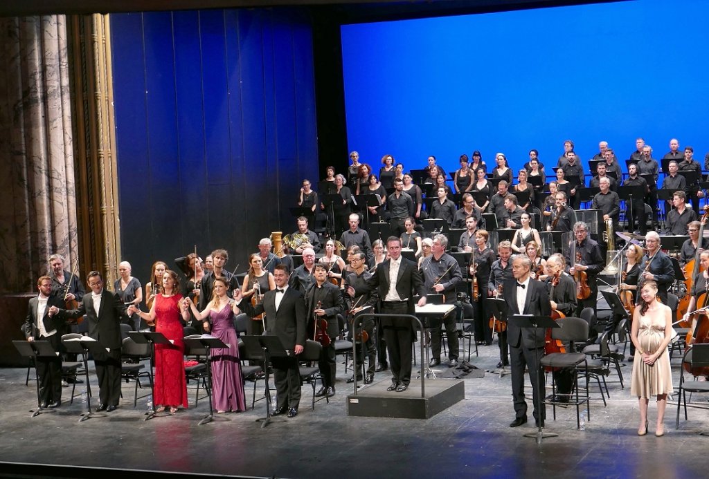Devant le chœur et l’orchestre de l’Opéra, aux saluts, de g. à dr. Kévin Amiel, Jean-Gabriel Saint Martin, Sophie Koch, Jack Swanson, le maestro Robert Tuony, Nicolas Rivenq et Jennifer Courcier. (Photo Christian Dresse)