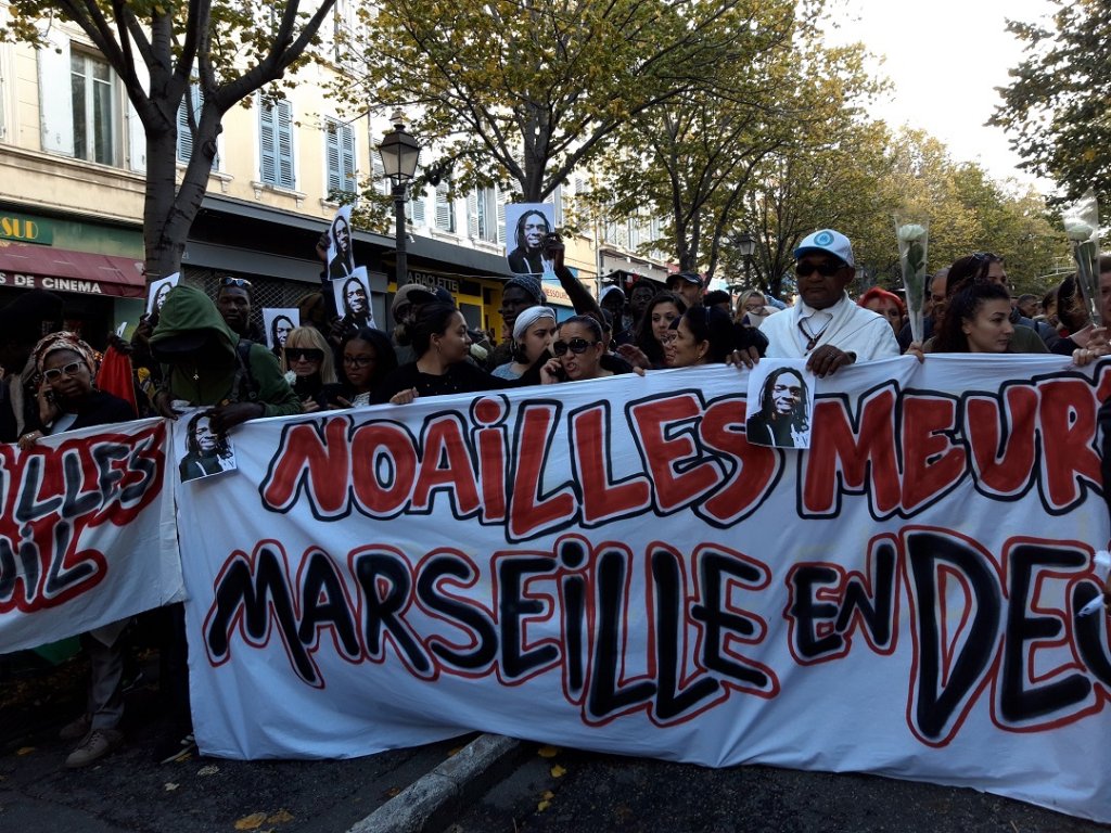 La photo d'un jeune-homme est brandi, il s'agit d'une des victimes, il avait 26 ans. (Photo Mireille Bianciotto)