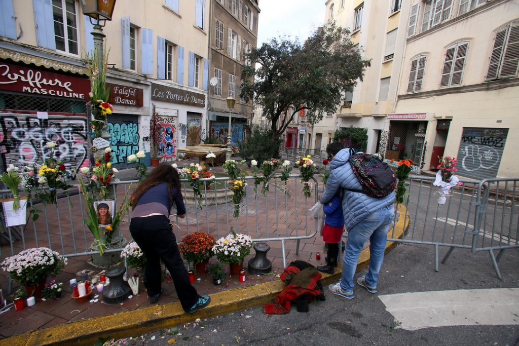 Des fleurs sont déposées à proximité du drame (Photo Robert Poulain)