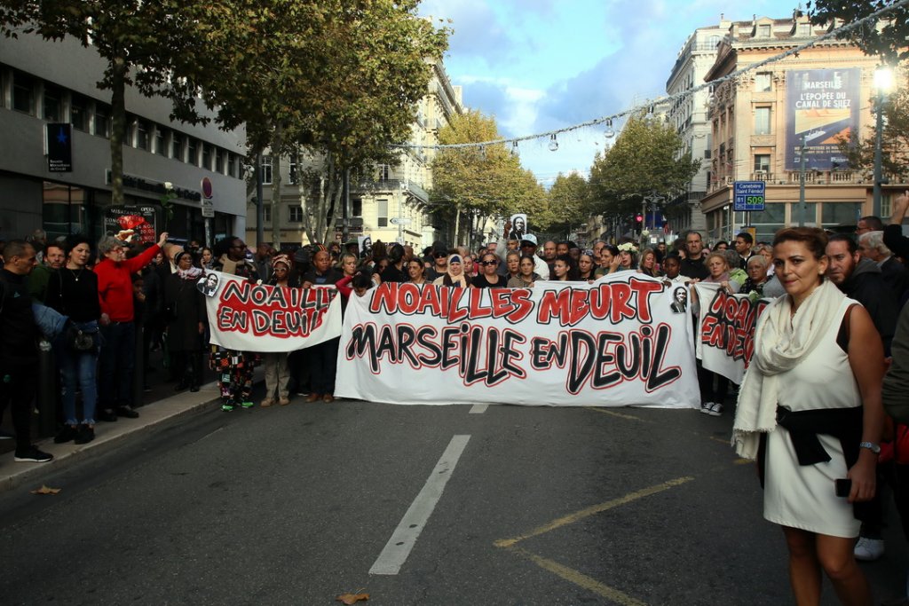 A Marseille, plusieurs milliers de personnes ont participé à une marche blanche en hommage aux huit victimes de l'effondrement des immeubles de la rue d'Aubagne (Photo Robert Poulain)