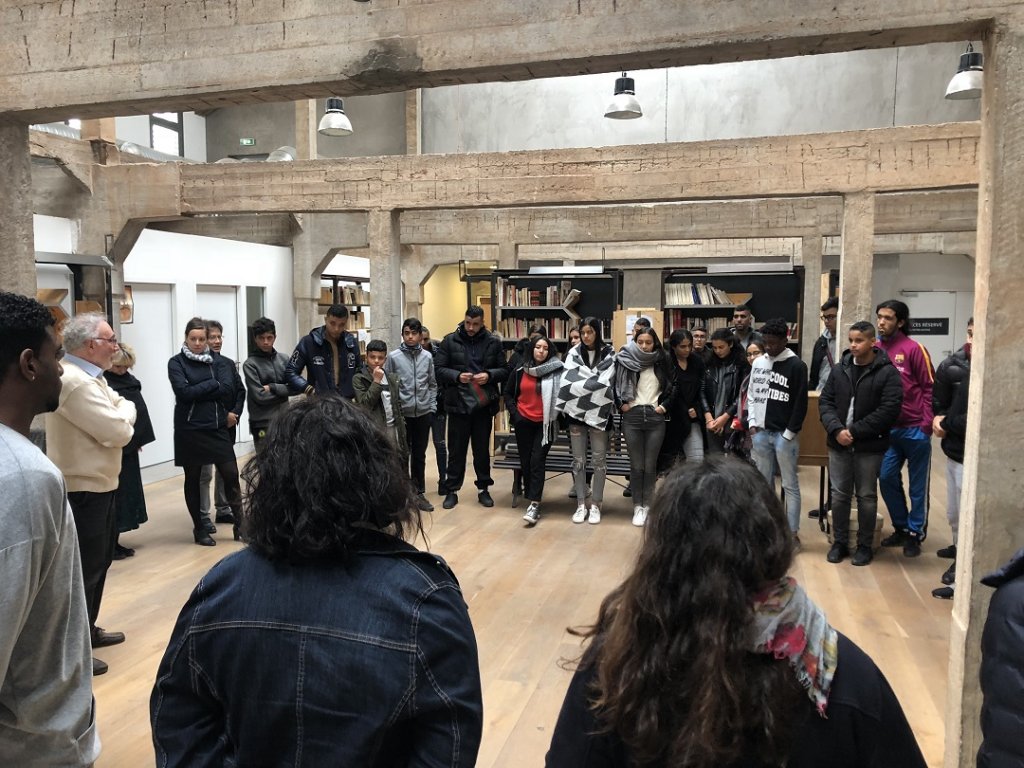 Une minute de silence en hommage aux victimes de Pittsburgh au Camp des Milles en présence de jeunes du Mirail, à Toulouse (Photo Camp des Milles)
