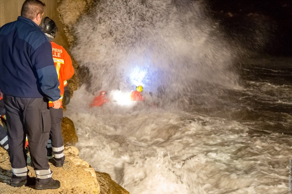 Les conditions d’intervention sont extrêmement dangereuses pour les marins‐pompiers, compte‐tenu de la présence d’une forte houle(Photo : BMPM/SM Loïc Aedo)