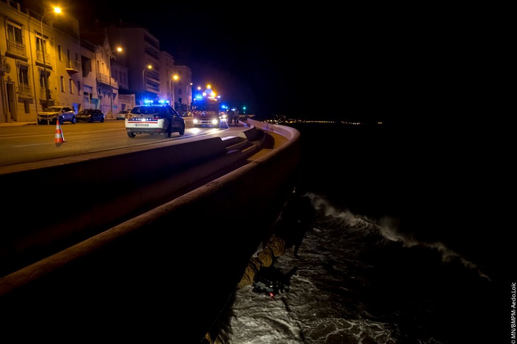 Les marins‐pompiers ont découvert un véhicule positionné sur le toit en contrebas de la corniche (Photo: BMPM/SM Loïc Aedo)