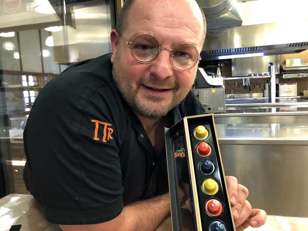Avec ses capsules en chocolat «pierrespresso», Pierre Reboul retourne en enfance… (Photo Michel Egéa)