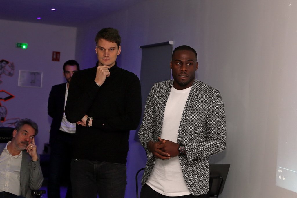 L’ancien nageur, double champion olympique, Yannick Agnel et Guy Demel, international ivoirien de football (Photo Robert Poulain)