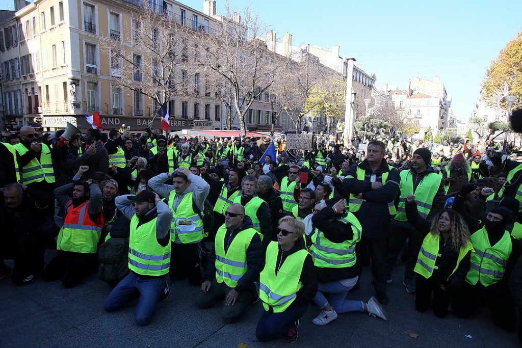 C'est dans le calme ce samedi matin que s'est tenu un rassemblement des Gilets jaunes devant la préfecture (Photo Robert Poulain)