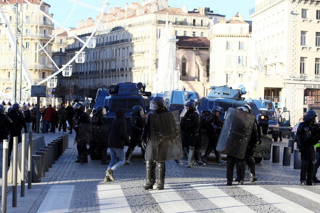 Des blindés sont positionnés sur le Vieux Port (Photo Robert Poulain)