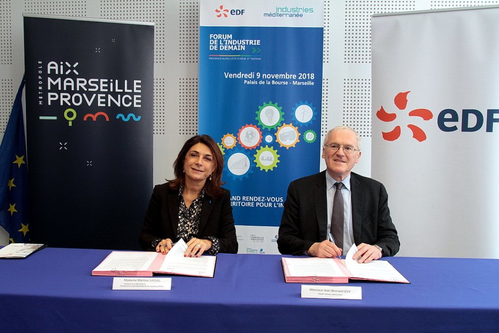 Signature d'un protocole d'accord, de production décentralisée d'énergies renouvelables, entre Jean-Bernard Lévy, PDG d'EDF et Martine Vassal, présidente de la métropole Aix-Marseille-Provence (Photo Robert Poulain)