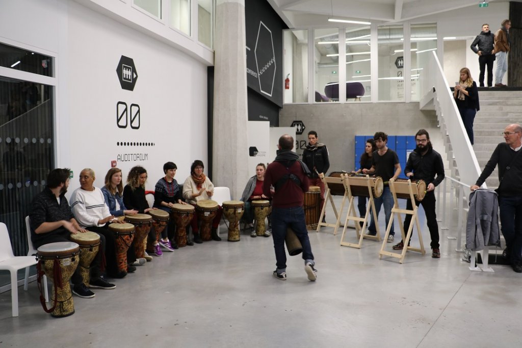 Le grand hall, le patio intérieur sont largement exploités afin d’y créer de l’animation (Photo D.R.)