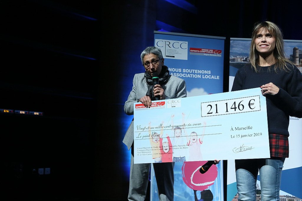 Colette Weizman, expert-comptable a remis un chèque à Nathalie Paoli fondatrice de l'association Point Rose (Photo Robert Poulain)